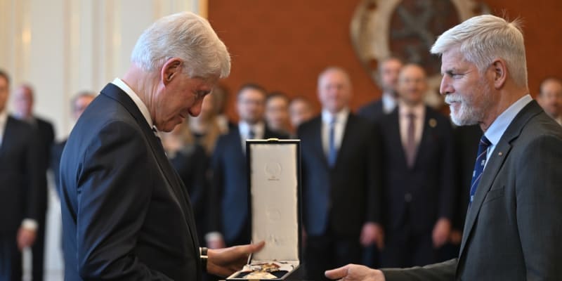 Exprezident USA Bill Clinton převzal z rukou prezidenta Petra Pavla Řád Řád Tomáše Garrigua Masaryka (12. 3. 2024).