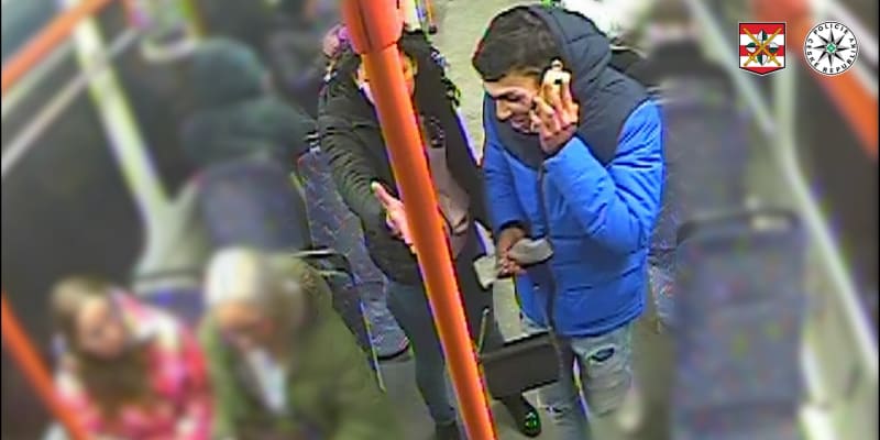 Kamerový záznam z tramvaje po napadení mladé žen v Brně