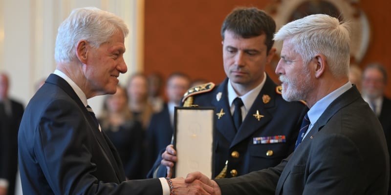 Exprezident USA Bill Clinton převzal z rukou prezidenta Petra Pavla Řád Řád Tomáše Garrigua Masaryka (12. 3. 2024).