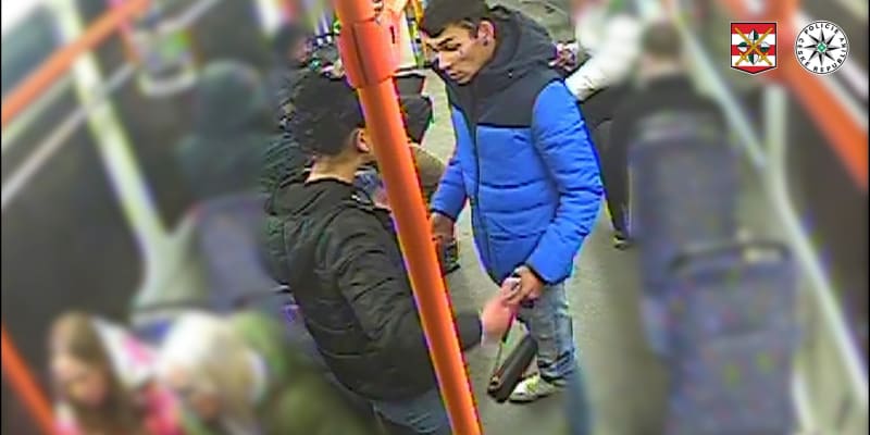 Kamerový záznam z tramvaje po napadení mladé žen v Brně