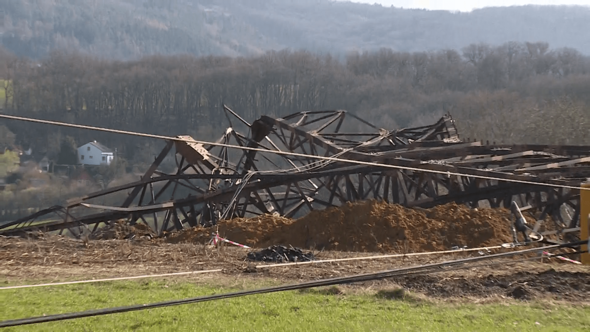 Neštěstí u Zadní Třebaně: Při opravě elektrického vedení na železnici zemřel dělník
