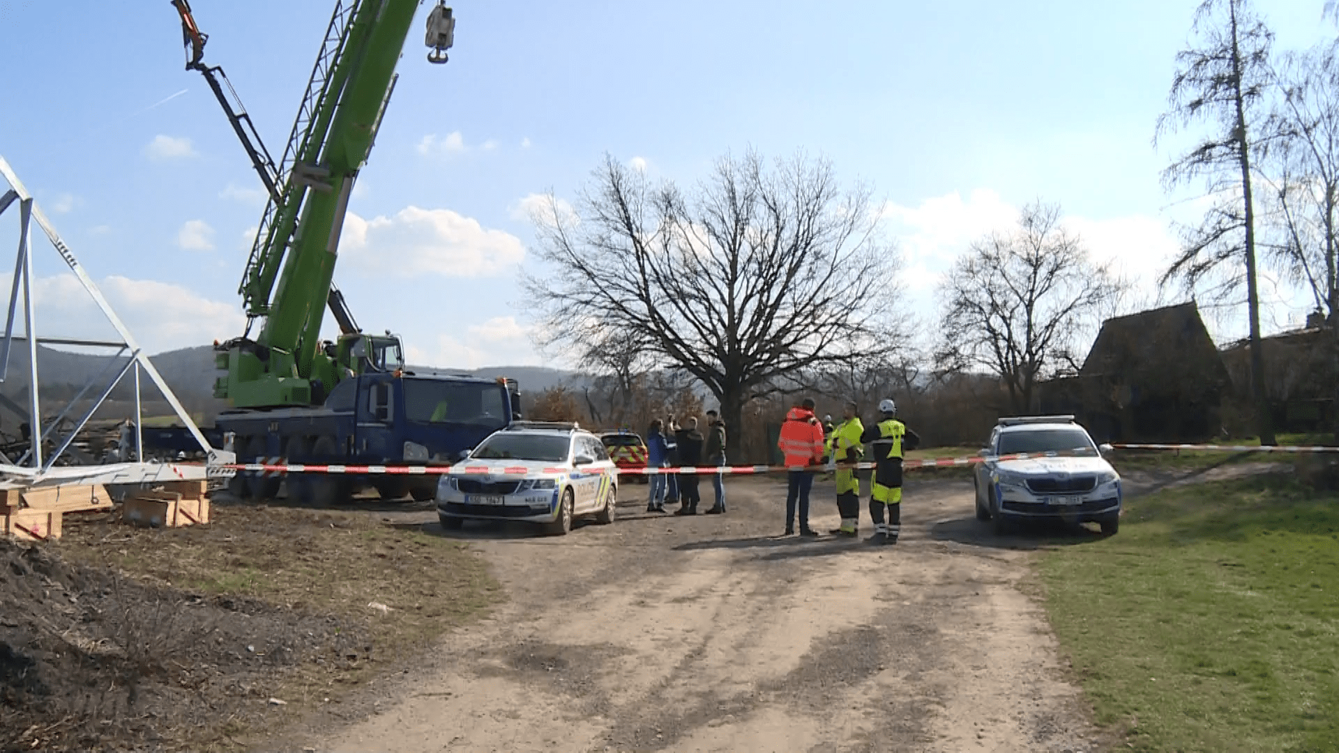 Neštěstí u Zadní Třebaně: Při opravě elektrického vedení na železnici zemřel dělník