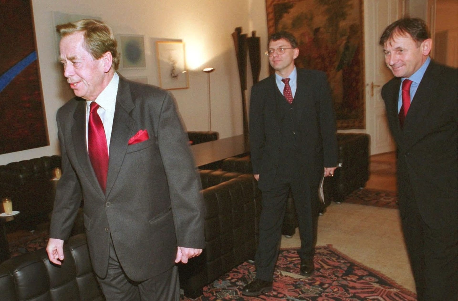 Lubomír Zaorálek na snímku s prezidentem Václavem Havlem a jeho poradcem Michaelem Žantovským