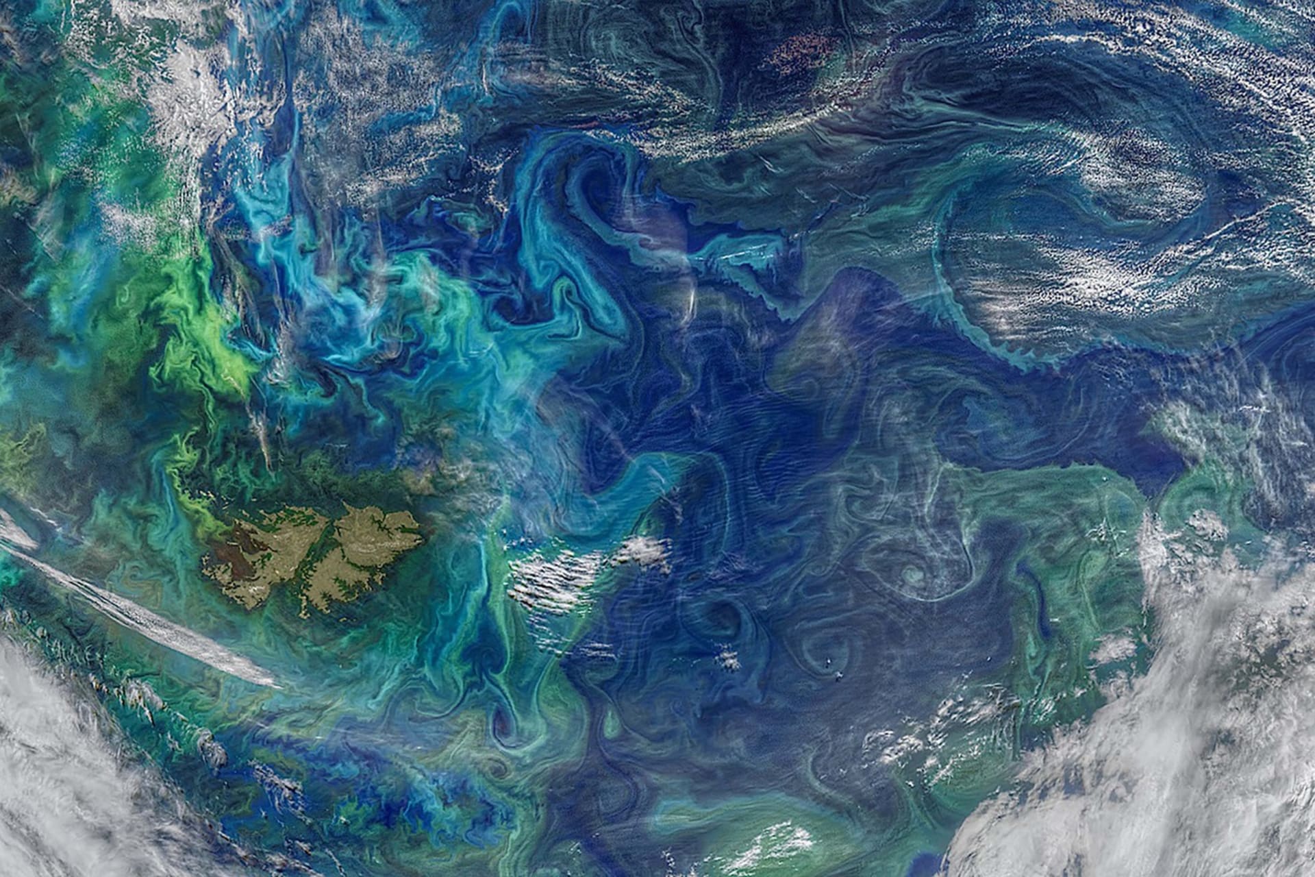 Data o ohybu mořských proudů dnes získáváme hlavně satelitním snímkováním