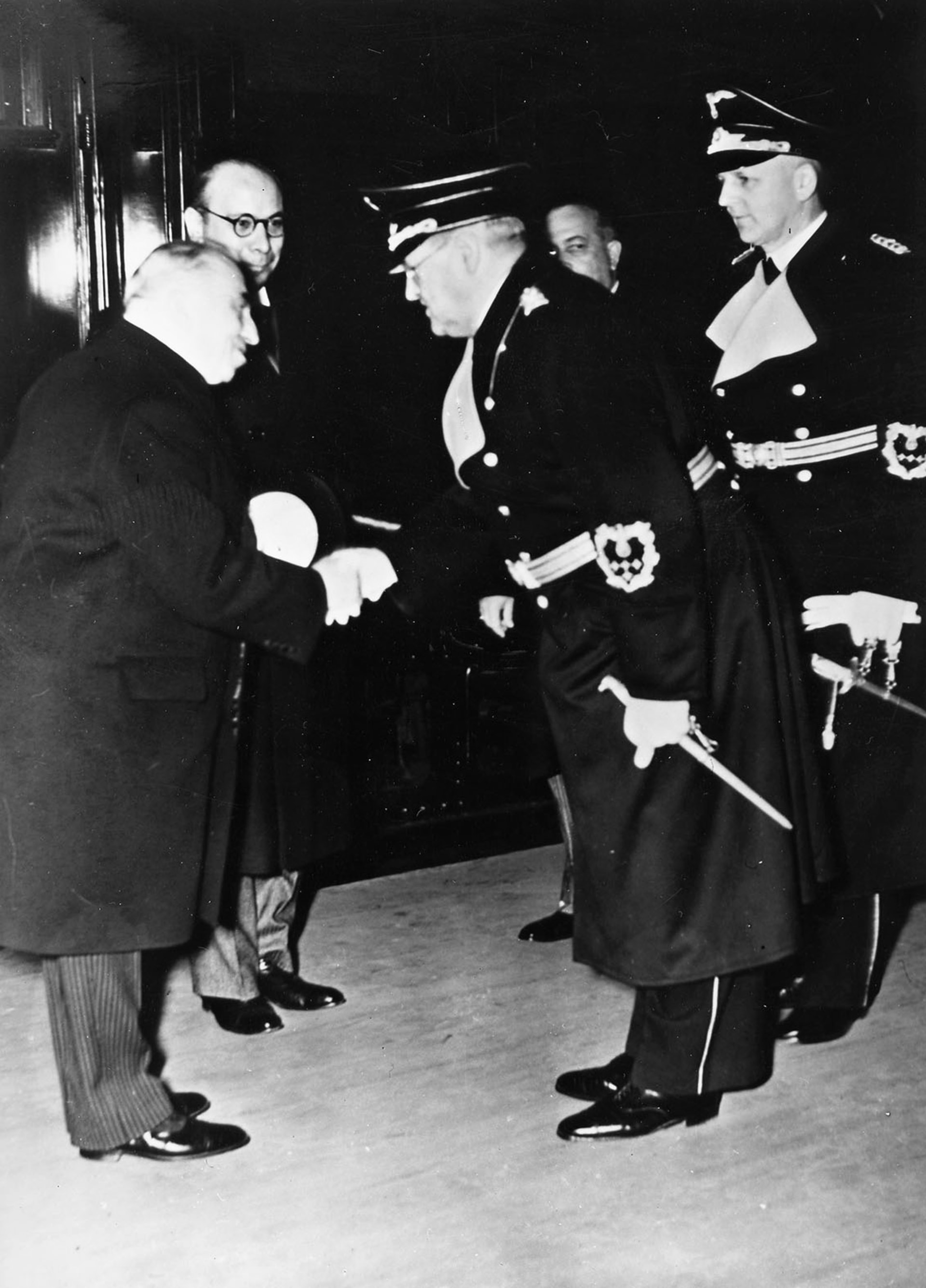 Prezident Emil Hácha přijel na berlínské Anhaltské nádraží pozdě večer 14. března 1939. Na noční audienci u Hitlera čekal v hotelu Adlon.