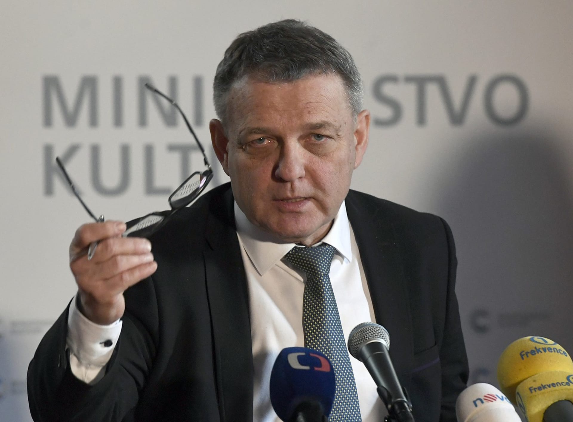 Lubomír Zaorálek požaduje od poslance Ondřeje Koláře omluvu za vulgarity.