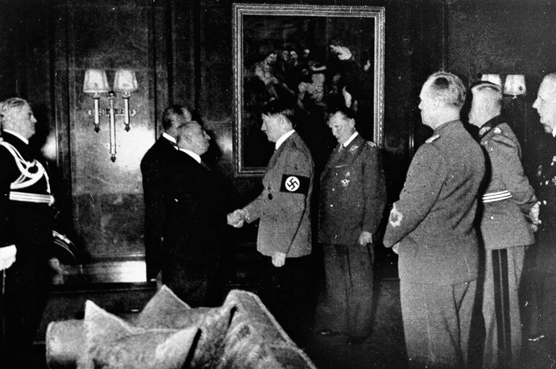 Prezident Emil Hácha přijel na berlínské Anhaltské nádraží pozdě večer 14. března 1939. Na noční audienci u Hitlera čekal v hotelu Adlon. Hitler (na snímku) ho přijal až po půlnoci.