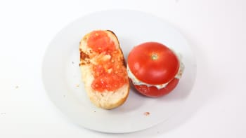 Prostřeno: Plněná rajčata rokfórovou pěnou
