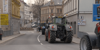 Protest zemědělců v Jablonci skončil fiaskem. Místo desítek traktorů přijelo jen 12 strojů