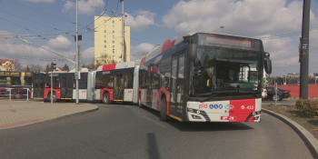 „Megatrolejbusy“ kvůli vadám nejezdí. Hřib si z Prahy dělá pokusnou laboratoř, tvrdí opozice