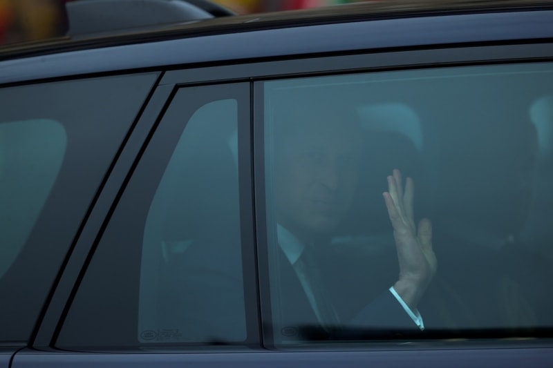 Princ a princezna z Walesu byli v pondělí vyfotografování v autě při odjezdu z Windsoru.