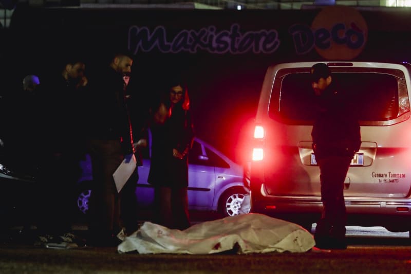 Nájemní vrazi ze známé Camorry zastřelili v ulicích Neapole bývalého spolupracovníka Salvatora Coppolu, který spolupracoval s policií (12. 3. 2024).