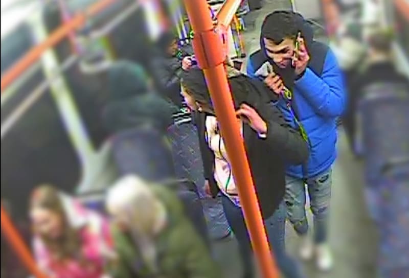 Kamerový záznam z tramvaje po napadení mladé ženy v Brně