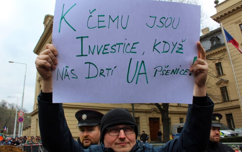 Transparent na demonstraci zemědělců v Praze.
