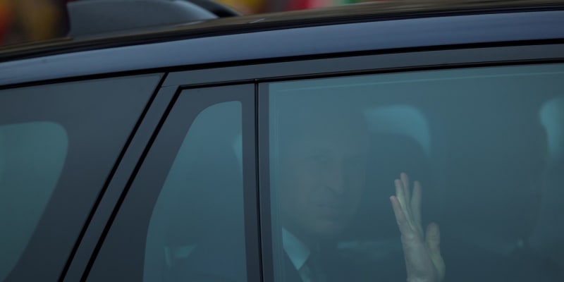 Princ a princezna z Walesu byli v pondělí vyfotografování v autě při odjezdu z Windsoru.