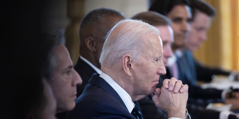 Joe Biden na mitinku americke a polske delegace