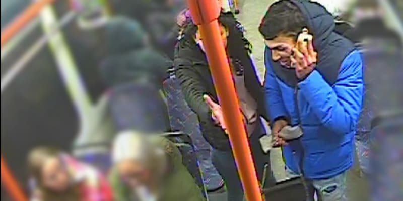 Kamerový záznam z tramvaje po napadení mladé ženy v Brně