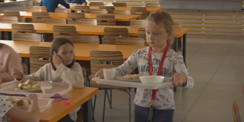 Je jídelníček školní jídelen uzpůsoben pro děti se specifickými stravovacími potřebami?