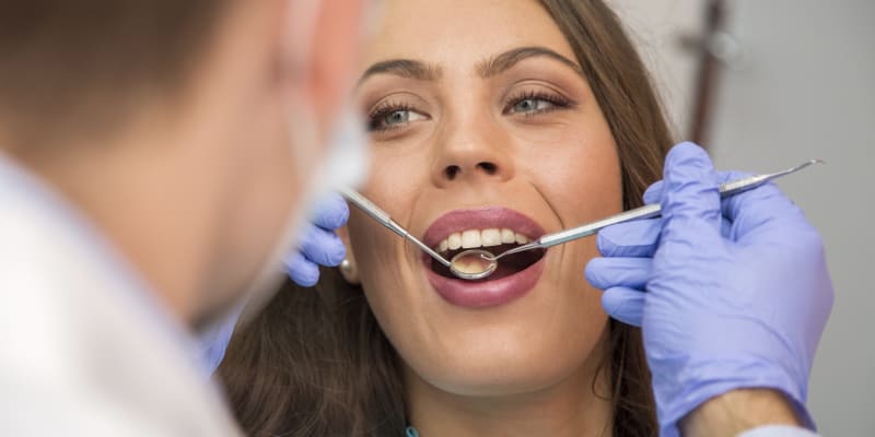 Obrušování zubů si často všimnete, až když je pozdě. Nebolí to, ale zuby začnou být po čase citlivé.