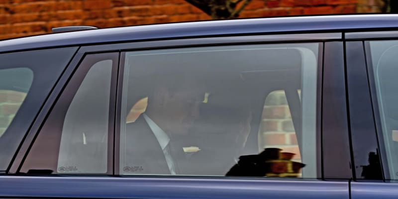 Princ a princezna z Walesu byli dříve vyfotografováni také v autě při odjezdu z Windsoru, tato fotka ale vyvolala jen další spekulace.