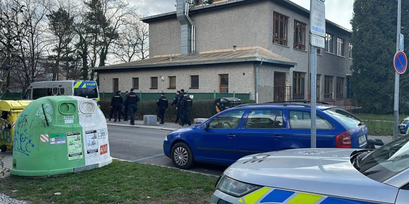 Policisté ve středu 13. března zasahovali na škole ve Strašnicích. Skupina dětí si tam měla domluvit hromadnou bitku, použít chtěly nože.