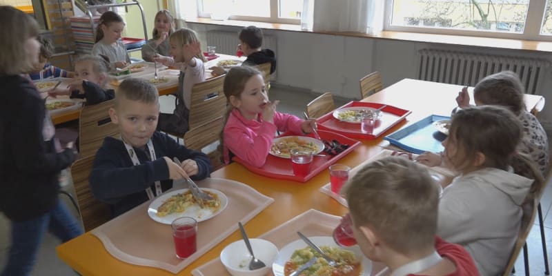 Je jídelníček školní jídelen uzpůsoben pro děti se specifickými stravovacími potřebami?