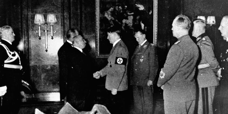 Prezident Emil Hácha přijel na berlínské Anhaltské nádraží pozdě večer 14. března 1939. Na noční audienci u Hitlera čekal v hotelu Adlon. Hitler (na snímku) ho přijal až po půlnoci.