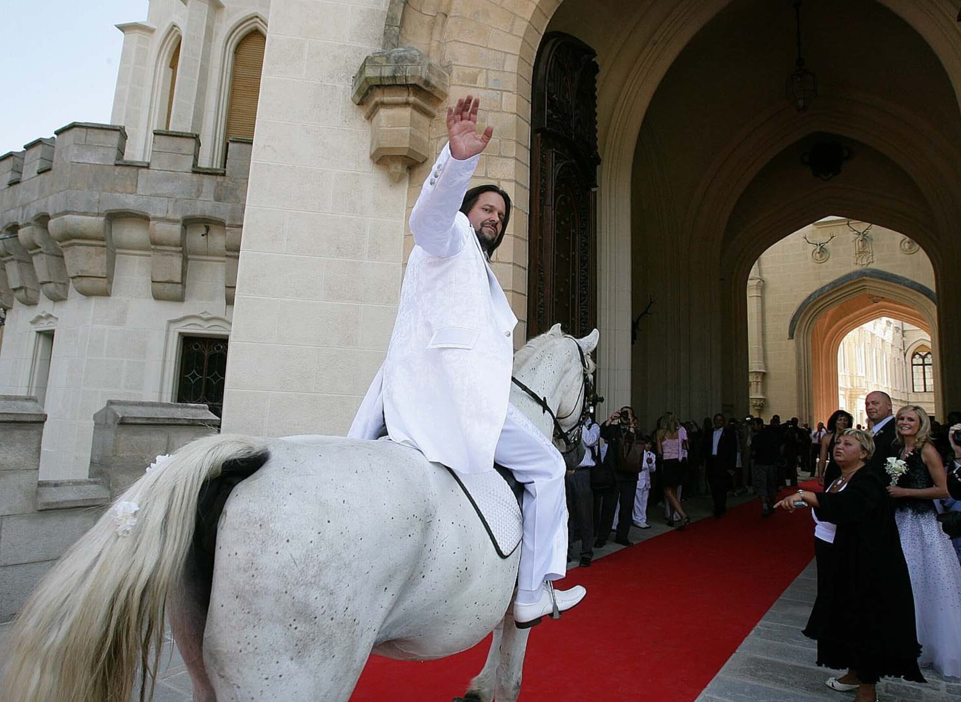 Jiří Pomeje jako princ na bílém koni (snímek z roku 2008)