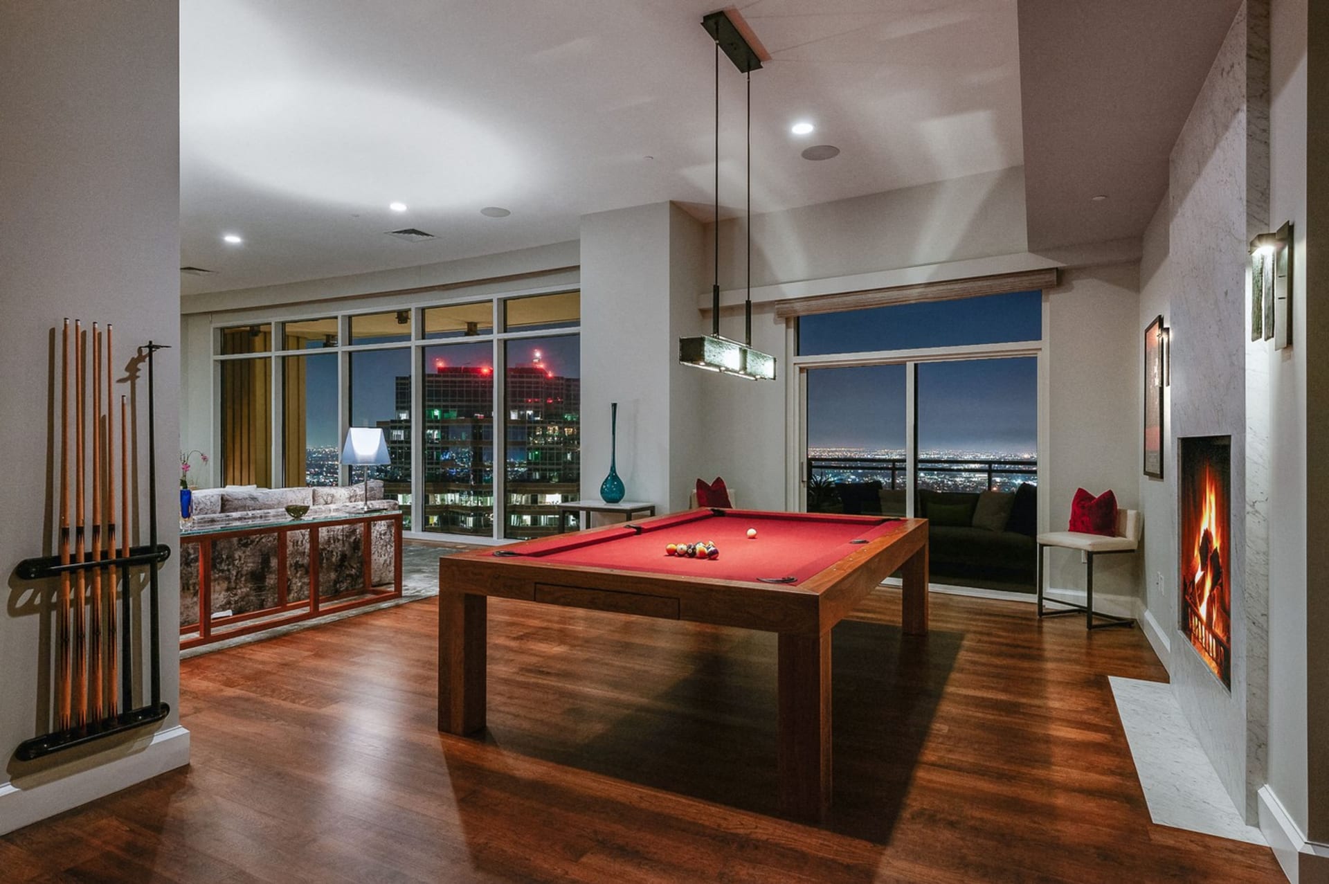 Rihanna prodává byt v Los Ageles: V obývacím prostoru nechybí ani pingpongový stůl.