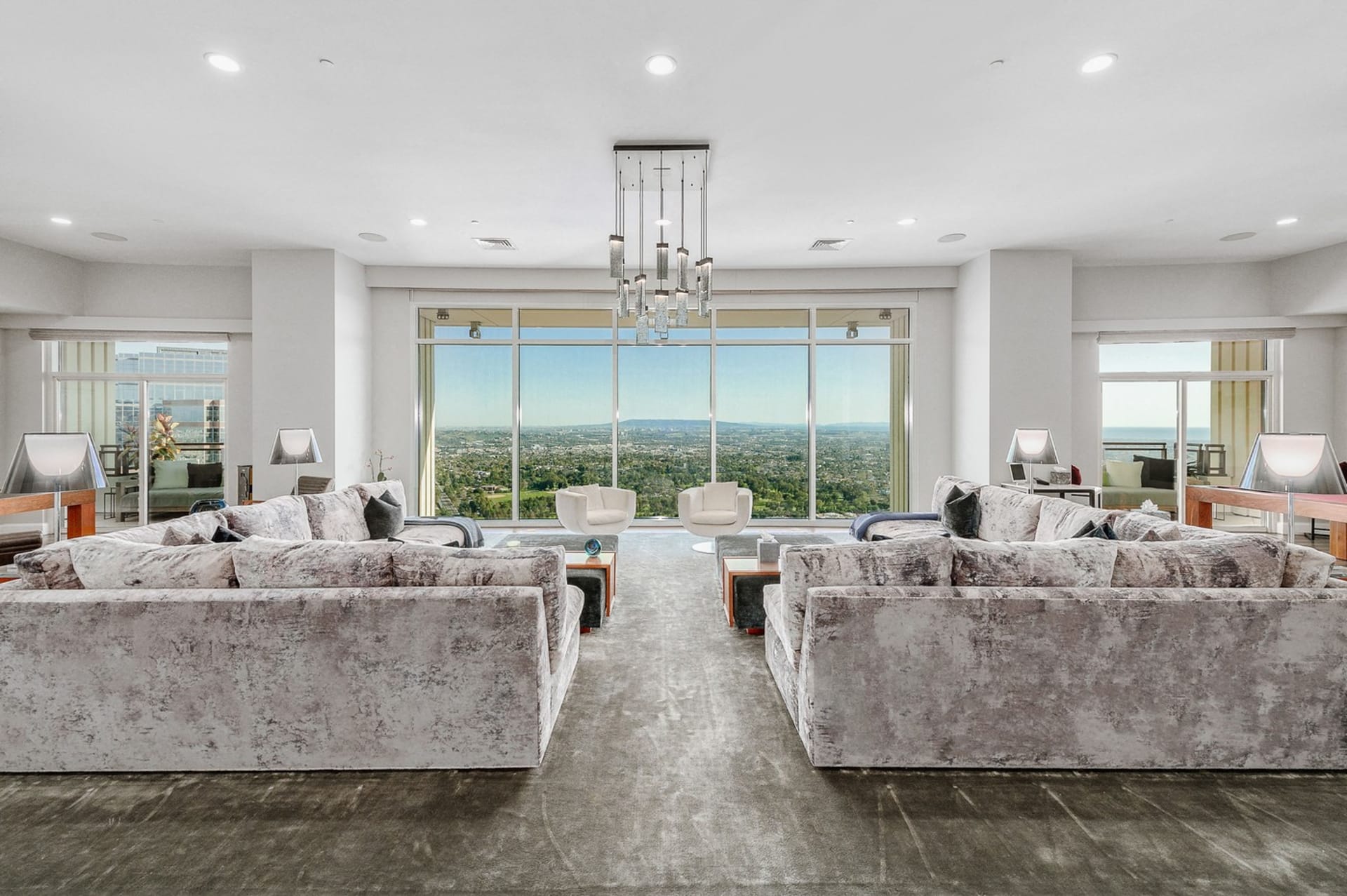 Rihanna prodává byt v Los Ageles: Okna obývacího pokoje od podlahy ke stropu také poskytují úžasný výhled.