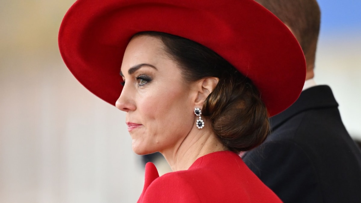 Outfity Kate často oživí páskem či kloboukem.