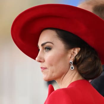 Outfity Kate často oživí páskem či kloboukem.