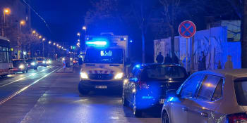 Vážná nehoda v centru Prahy: Auto srazilo chodce na náměstí Jiřího z Poděbrad