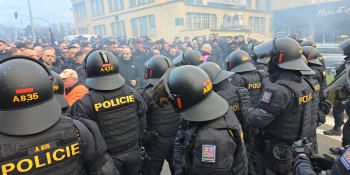 Fanoušci Milána měli v Praze vytáhnout na policisty nože. Konflikt vznikl u stanice Želivského