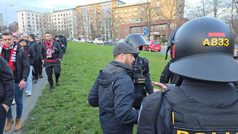Konflikt fanoušků AC Milán s policisty v Praze
