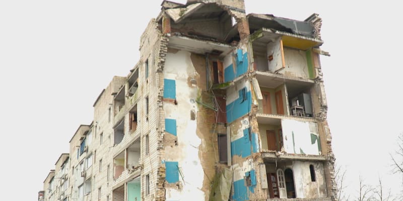 Tragédii ve městě stále připomínají vybombardované domy. 