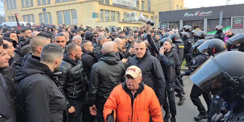 Konflikt fanoušků AC Milán s policisty v Praze
