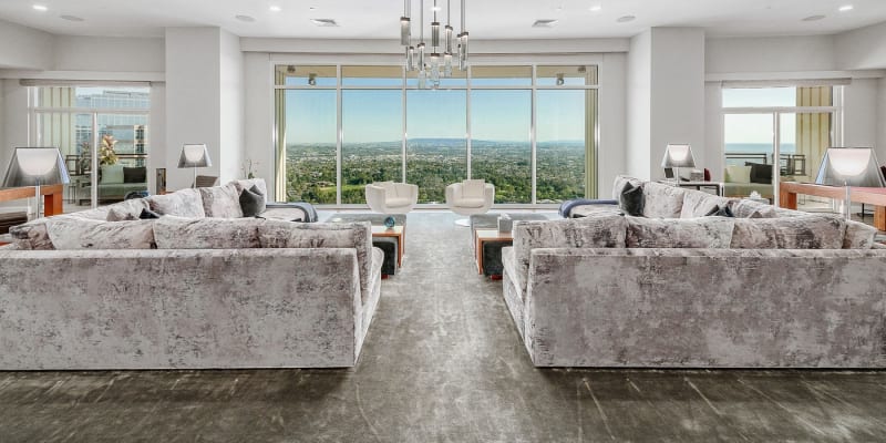 Rihanna prodává byt v Los Ageles: Okna obývacího pokoje od podlahy ke stropu také poskytují úžasný výhled.
