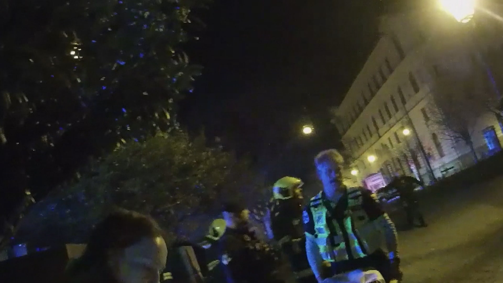 Pražští policisté museli během jedné noci dvakrát zachraňovat opilého cizince.