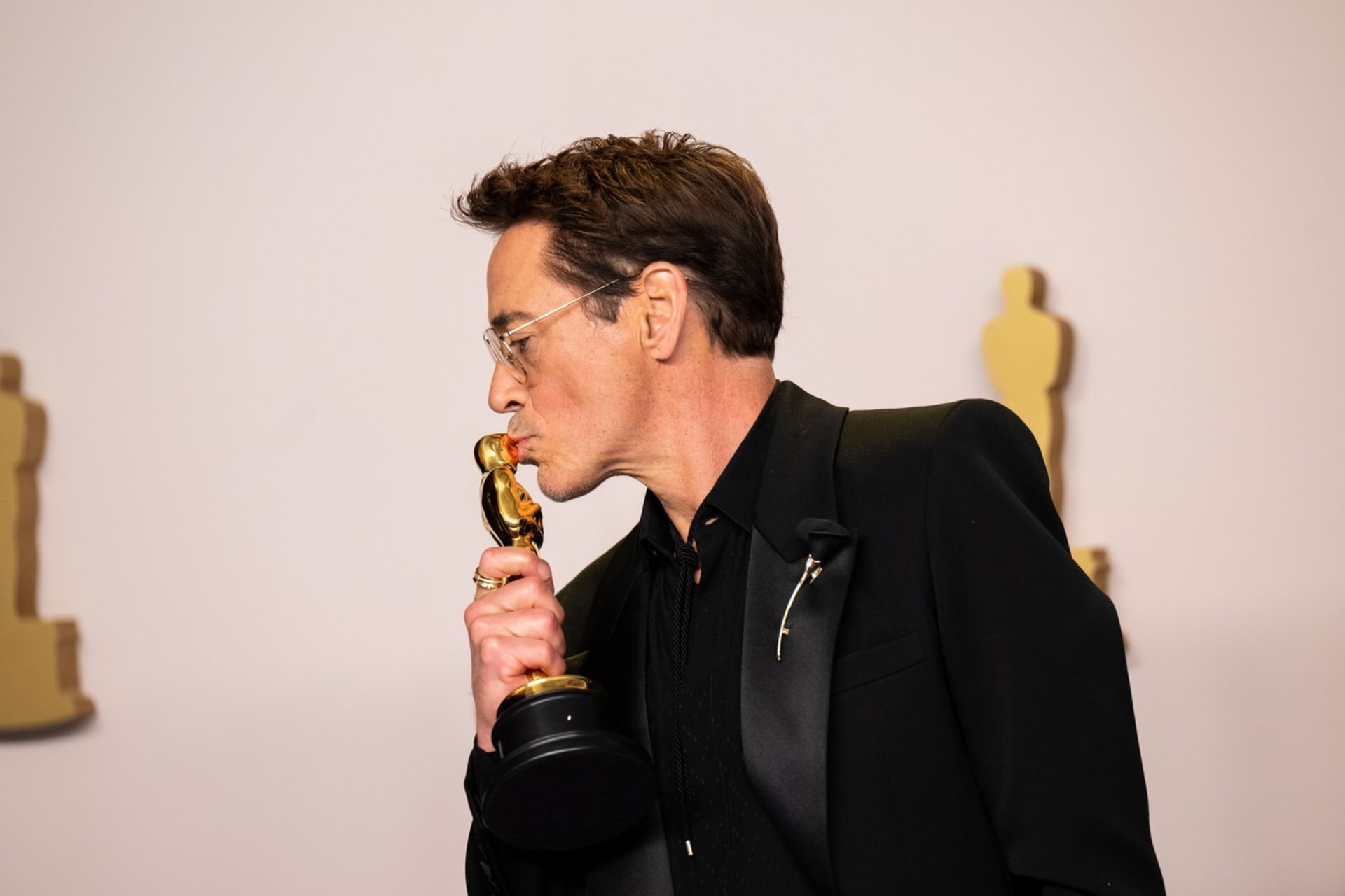 Robert Downey Jr. se svých Oscarem za výkon ve filmu Oppenheimer