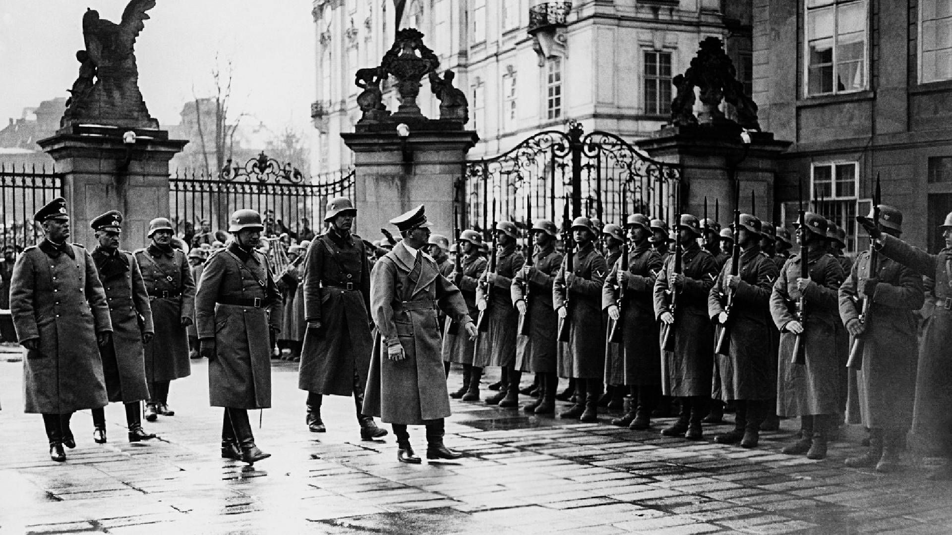 Říšský kancléř Adolf Hitler na Pražském hradě při přehlídce čestné jednotky 16. března 1939