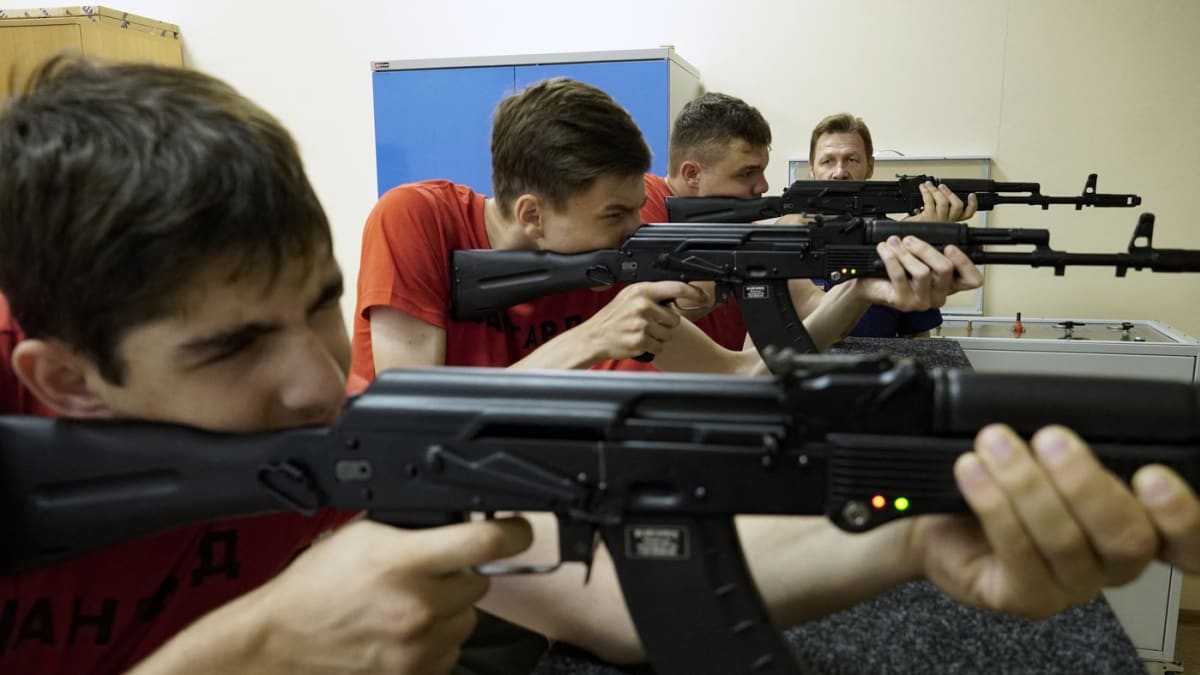 Ruská armáda učí teenagery střílet