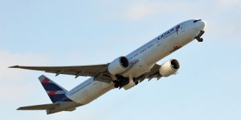 Boeing se utápí v krizi: Mrtvý kritik, upadlé dveře i desítky zraněných cestujících