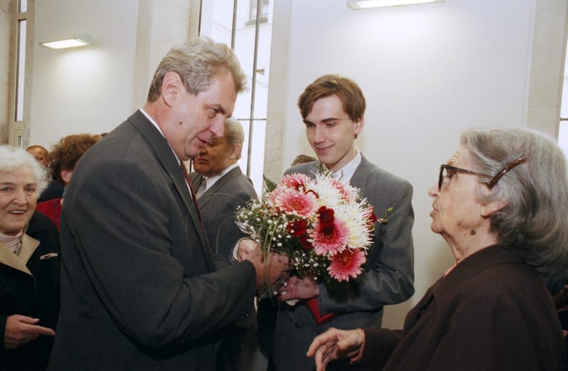 Miloš Zeman se zúčastnil promoce svého syna Davida z prvního manželství, který zakončil studium na lékařské fakultě Univerzity Karlovy (1996).