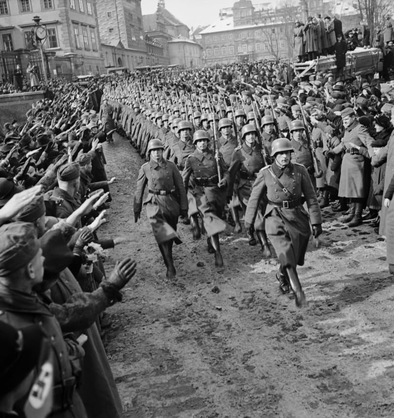 Němečtí okupační vojáci 15. března na prostranství před Pražským hradem pozdravovaní davem hajlujících Pražanů