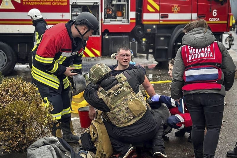 V Oděse po ruském útoku zahynulo nejméně 20 lidí.