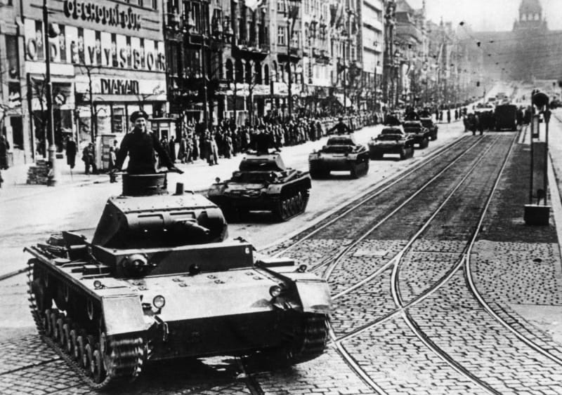 Německé tanky na Václavském náměstí v Praze  březnu 1939