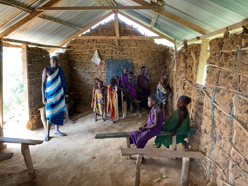 Masajské děti v hliněné chýši, která slouží jako škola
