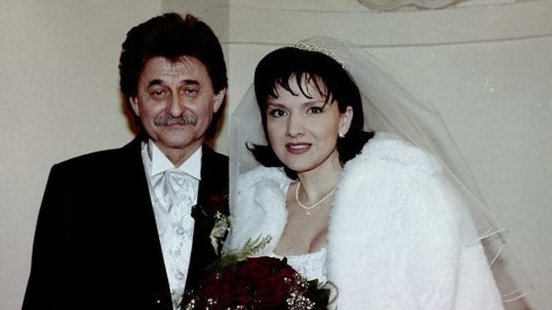 Zpěvák Jiří Brabec se zastřelil v roce 2003 krátce po svatbě se zpěvačkou Šárkou Rezkovou.
