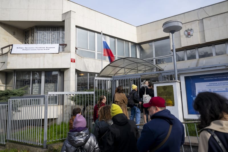 Zástupy Rusů v Česku přišly na velvyslanectví hlasovat v prezidentských volbách